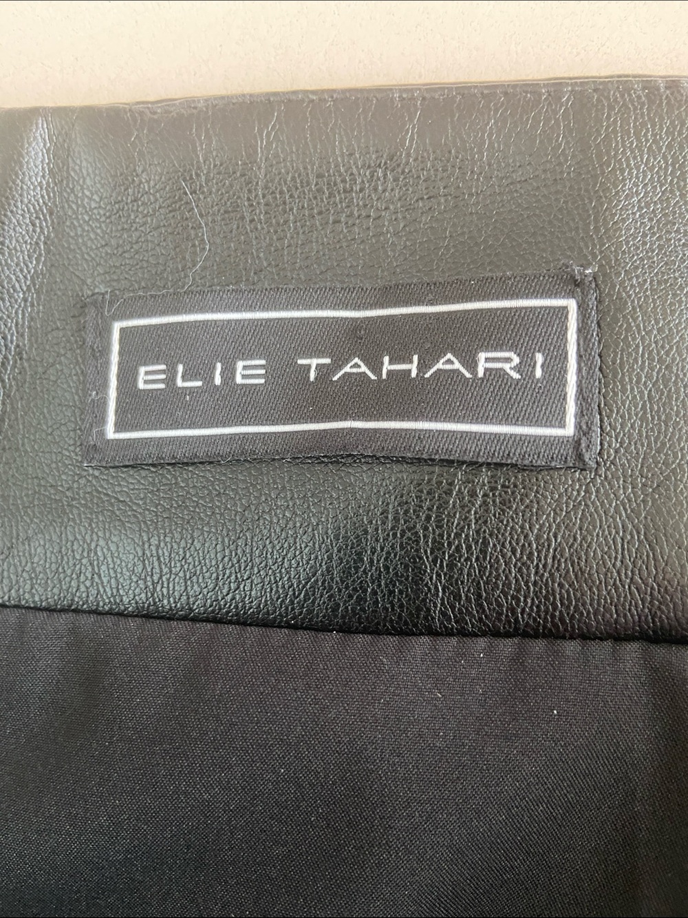 Elie Tahari Women's Black Faux Leather Pencil Skirt Size 8 Knee Length - Picture 3 of 5